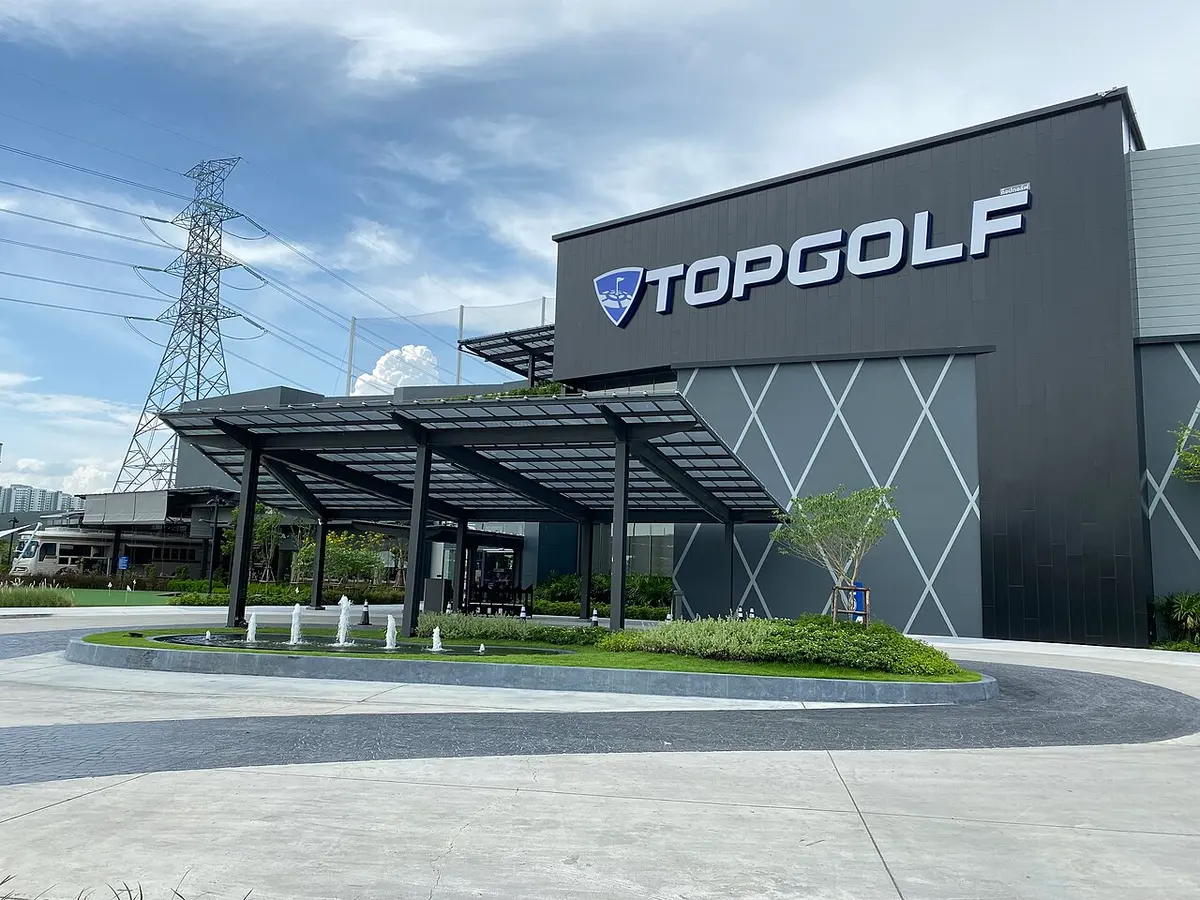 ゴルフの打席でクラフトビール祭 バンナーのTopgolfで10月3〜4日