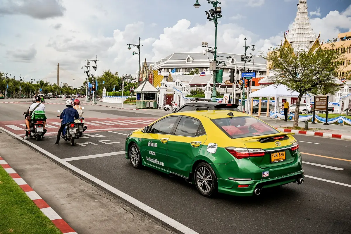 配車アプリの取り締まりが10月1日厳格化 全運転手に公共免許義務付け、減点制も