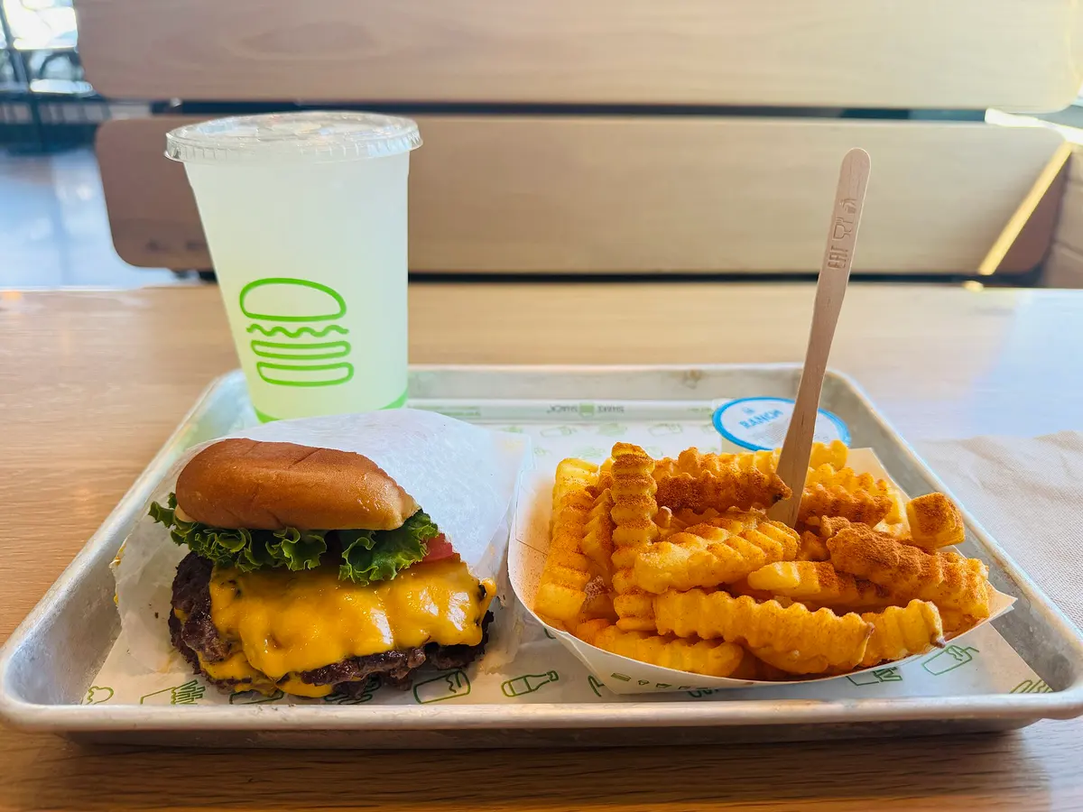 シェイクシャックのタイ店に初の海鮮バーガー トムヤム味ポテトも11月19日まで